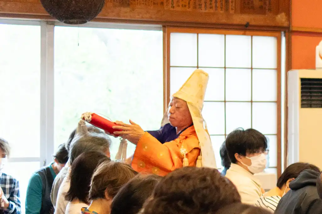 特別開帳で丁寧にお充てしている住職